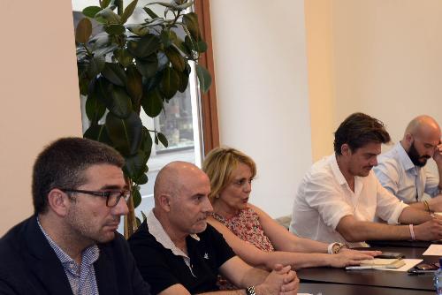 Il tavolo di confronto pubblico sul tema "Appalti e legalità", organizzato dalla Cgil, al quale hanno preso parte, tra gli altri, l'assessore regionale alle Autonomie locali, sicurezza e politiche comunitarie, Pierpaolo Roberti, il prefetto di Trieste, Anna Paola Porzio e il segretario confederale della Cgil nazionale, Giuseppe Massafra.